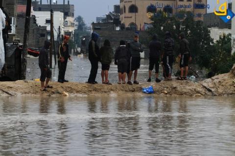 الاحتلال ينشر عملاءه للكشف عن أنفاقٍ غرقت بفعل العاصفة في قطاع غزة