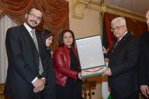 أبو مازن يمنح الفقيد الكبير أحمد فؤاد نجم وسام الاستحقاق والتميز الذهبي