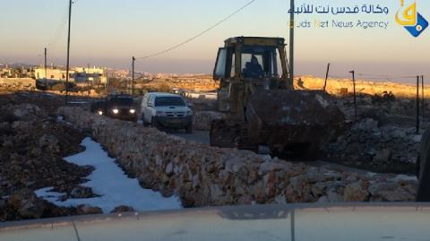 اعتقال مزارع والاستيلاء على جراره في بيت أمر