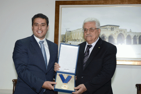 منح متسلق الجبال الفلسطيني رائد زيدان ميدالية الاستحقاق والتميز الذهبية