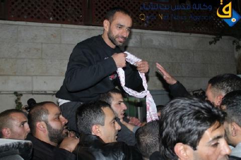 هنية يهاتف العيساوي مهنئا بالافراج عنه