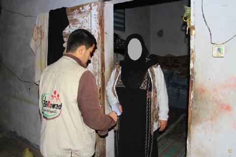 "روّاد" توزع 5 آلاف دولار على 50 أسرة من متضرري منخفض "أليكسا"