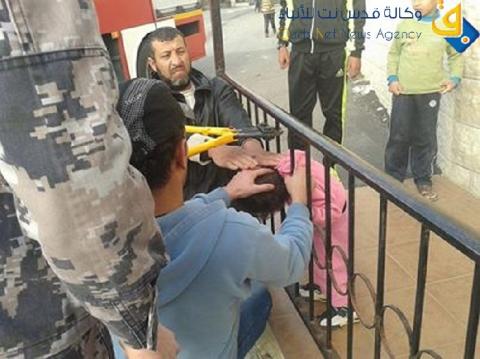 إنتشال وتحرير طفلة علقت في درابزين منزل بطولكرم