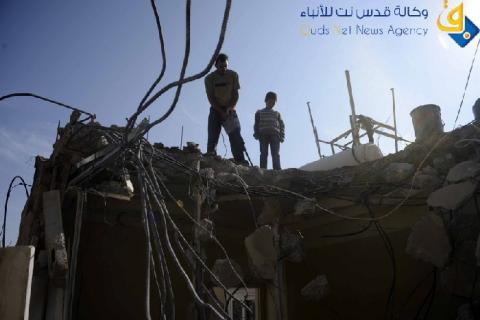 طفلة مقدسية تناشد العالم: الاحتلال أجبر بابا على هدم غرفتنا
