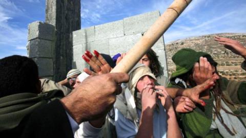 فلسطينيون يحتجزون مستوطنين ويضربونهم في قصرة