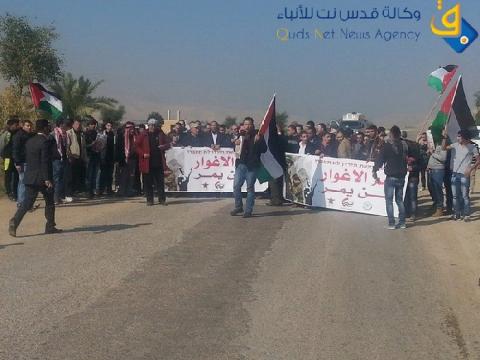 ناشطون ومواطنون ينظمون مسيرة بالجفتلك رفضا لضم الأغوار