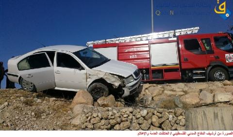 إنقلاب مركبة جنوب نابلس وإصابة سائقها ومرافقه