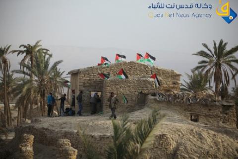 نشطاء المقاومة يبدأون بتنظيف قريتهم عين حجلة بالأغوار‎