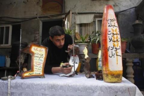 فنان فلسطيني يستخدم شظايا قذائف إسرائيلية مادة لأعماله