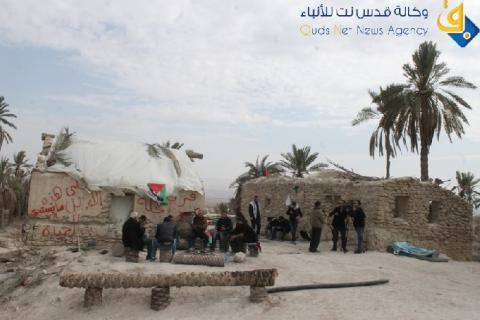 فجرا ...الاحتلال يهجر سكان قرية " عين حجلة"