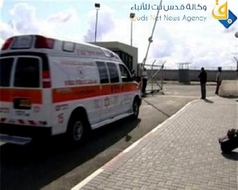 والدة الأسير ثابت تزوره في سجن "هدريم" بسيارة إسعاف