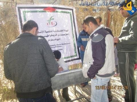 النهج الديمقراطي يوزيع مساعدات عينية على متضرري المنخفض الجوي في قطاع غزة