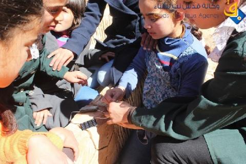 مختص ياباني يدرب أطفال غزة على كيفية استثمار الطاقة الشمسية
