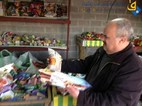 تجار المستوطنات يستهدفون حياة الفلسطينيين بمنتجات زراعية وحيوانية تالفة