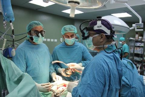 أطباء ينجحون بإجراء عمليات جراحية مميزة بمجمع الشفاء