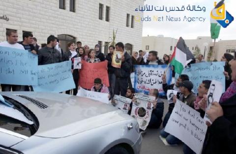 طلبة جامعيون يحاصرون القنصل البريطاني في بيت لحم