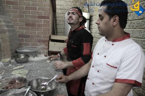 صور.. سوري يمتع الغزيين بمأكولات دمشقية