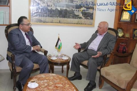 قريع يبحث مع السفير المصري الاوضاع السياسية