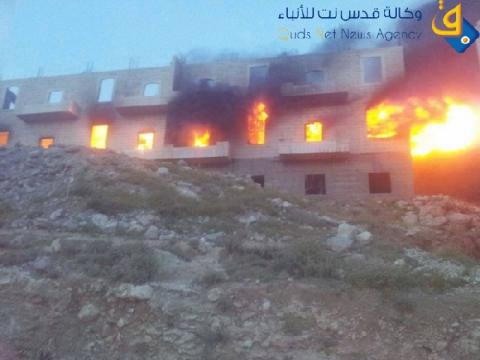 صور.. اخماد حريق مواد كيمائية هائل في بلد العيزرية‎