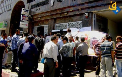 رواتب الموظفين شبح يطارد الحكومة الفلسطينية بعد عقوبات إسرائيل