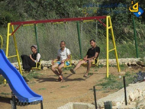 صور.. مستوطنون يقتحمون حديقة للأطفال غرب بيت لحم