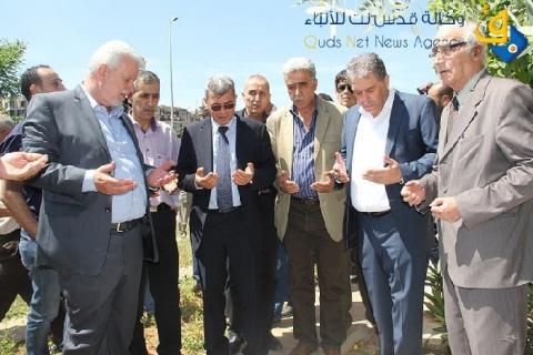 صور..قراقع يكرم دبور وابو العردات ويضع أكاليل زهور على النصب التذكاري للشهداء 