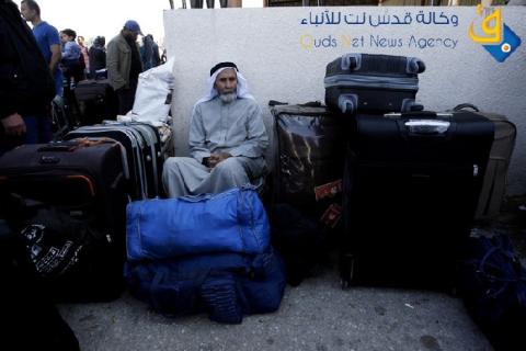 "860" مسافراً يغادرون معبر رفح