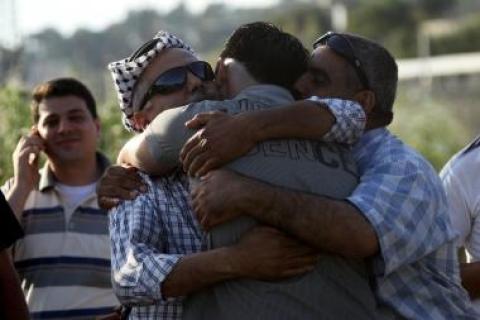 الافراج عن شاب من مخيم الدهيشة