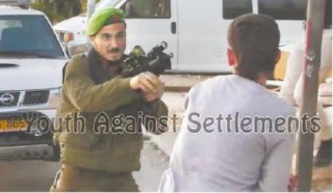 جنود يتضامنون مع زميل لهم اشهر سلاحه بوجه طفل