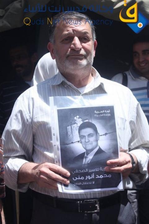 صرخة من والد الاسير الصحفي محمد انور منى‎