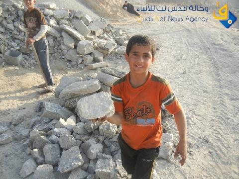 صور.. اطفال غزة ينقذون عوائلهم من فراش الموت بأعمال شاقة !