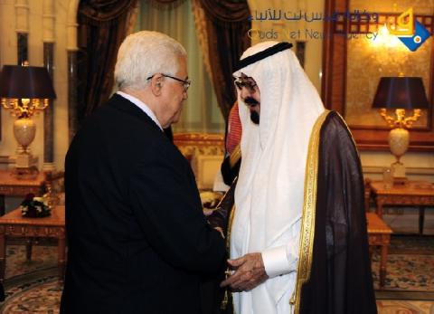 الرئيس عباس يبدأ جولته الخارجية للبحث عن الدعم العربي لحكومته