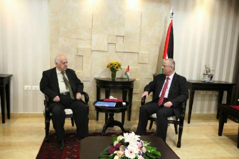 الحمد الله يتسلم رسالة الموافقة على انضمام فلسطين لمعاهدات مكافحة الفساد