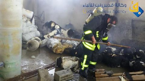 صور.. السيطرة على حريق مصنع للأقمشة بحي الصناعة في رام الله