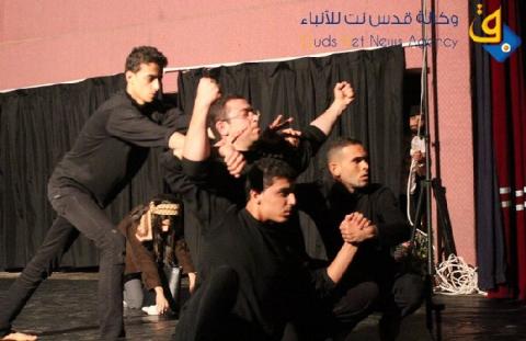 "خارج التغطية" .. عرض مسرحي يجسد حالة التوهان  والسلبية عند بعض الشاب الغزى