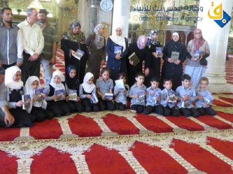 13 طفلا يرتلون القرآن في الأقصى ضمن مشروع "مصحفي أنيسي ورفيقي"
