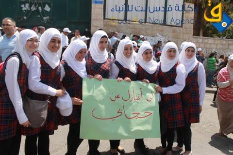 صور..احتجاج على فرض خلع الحجاب على طالبات "الراهبات الوردية" في القدس