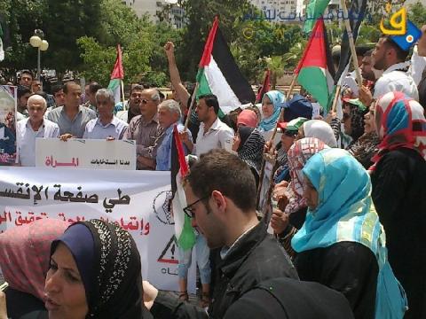 صور.. بعد انتهاء مهلة الـ5 اسابيع وقفة شبابية لإنهاء الانقسام بغزة