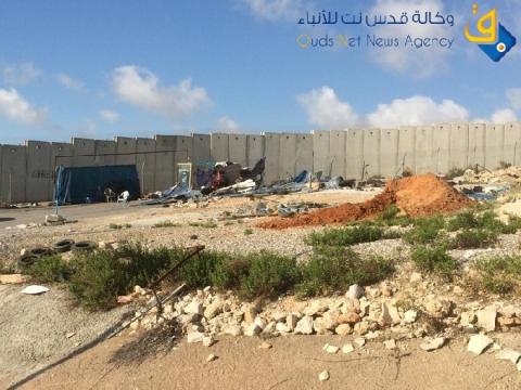 صور.. الاحتلال يهدم بركسا كبيرا ويغلق محلات تجارية بحزما في القدس