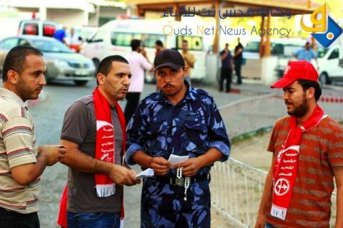 حملة شبابية توزع مساعدات نقدية على عناصر الشرطة الفلسطينية في مستشفى الشفاء