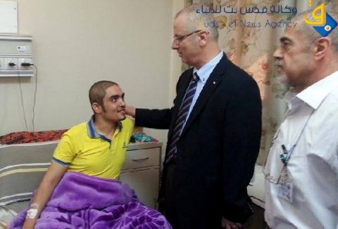 الحمد الله يتفقد جرحى قطاع غزة الذين وصلوا الى مستشفى النجاح الوطني