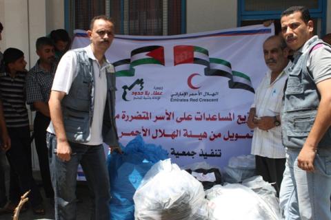 جمعية عطاء توزع طرود غذائية وملابس على المتضررين من الحرب