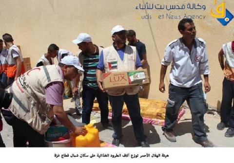 هيئة الهلال الأحمر توزع آلاف الطرود الغذائية على سكان شمال قطاع غزة