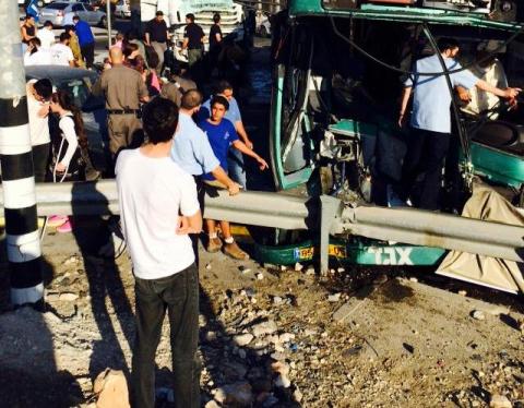 اصابة  25 عاملا في حادث سير