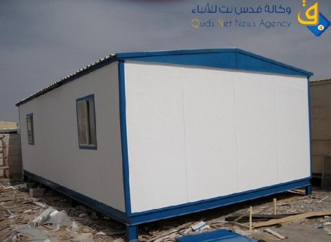 جمعية إماراتية توزع بيوتًا جاهزة لنازحين بخان يونس