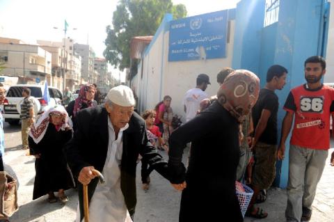 الأونروا تشرع بتجميع النازحين مع إمكانية جعل 15 مدرسة لها كمراكز للإيواء