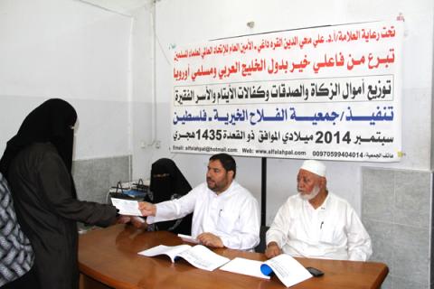 الفلاح الخيرية توزع أموال الزكاة والصدقات وكفالات الأيتام والأسر الفقيرة عن شهر سبتمبر