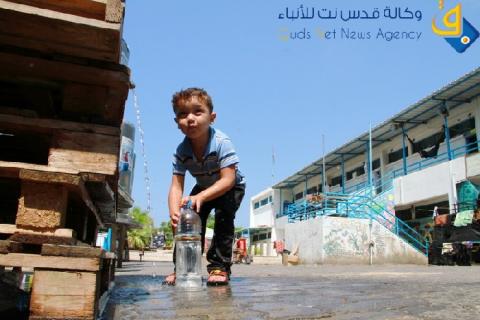 النازحون بلا ماء وفراش ومصير تعليمي مجهول لأبنائهم