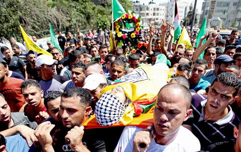 جماهير غفيرة تشيع جثمان الشهيد علاونة في برقين