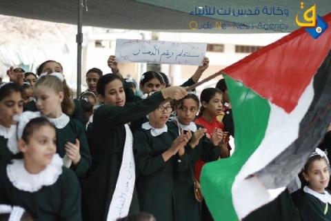معلمو غزة يطالبون بصرف راتب عاجل وابعادهم عن التجاذبات